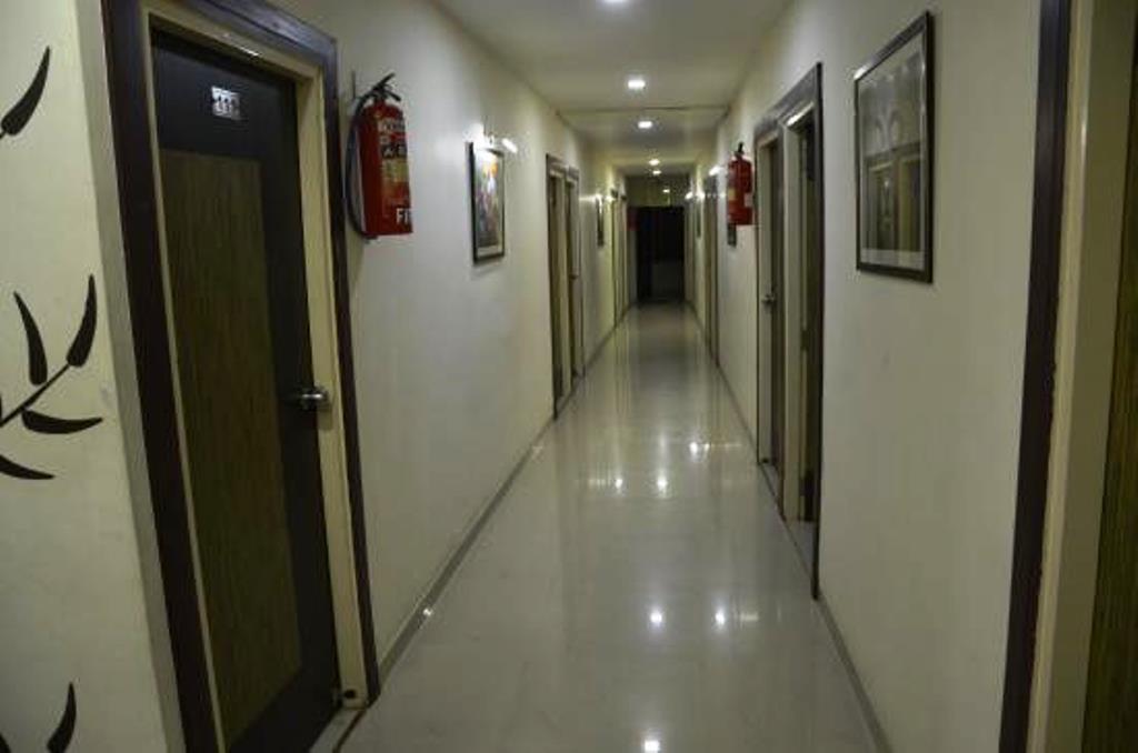 Hotel Royal Apple Amhedabad Dış mekan fotoğraf