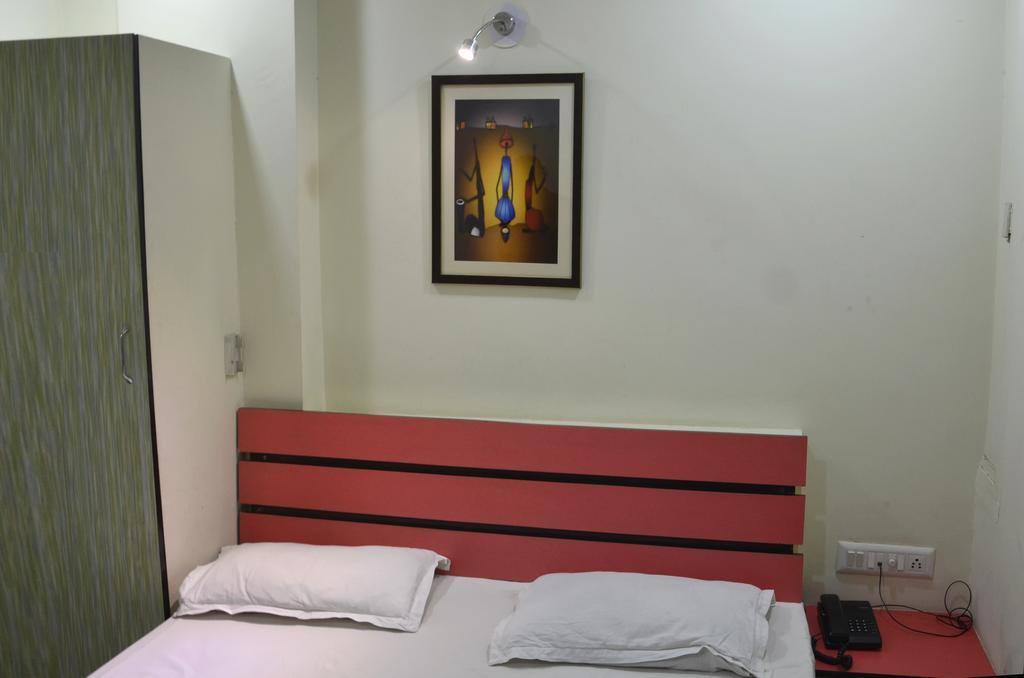 Hotel Royal Apple Amhedabad Oda fotoğraf
